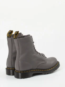 Dr. Martens – Schnürboots aus Kalbleder steingrau