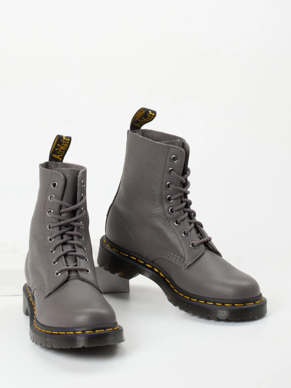 Dr. Martens – Schnürboots aus Kalbleder steingrau