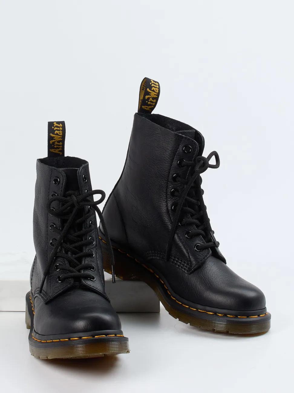 Dr. Martens – Schnürboots aus Kalbleder schwarz