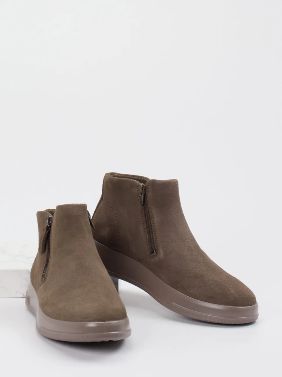 Ecco – Ankle Boots aus Veloursleder in Schlammgrün