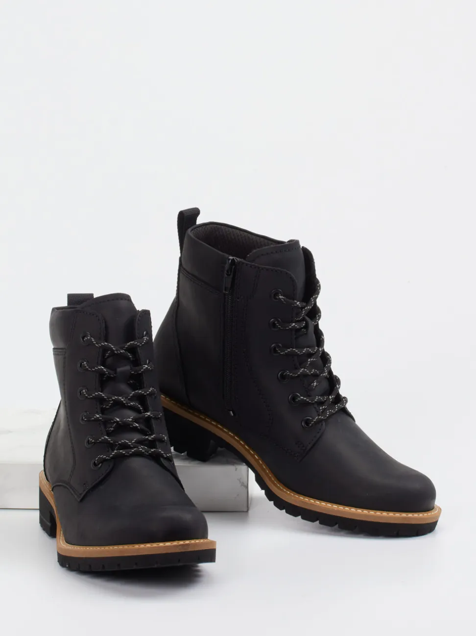 Ecco – Schnürboots aus Fettleder in Schwarz