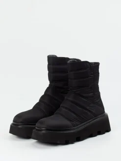 Elena Iachi – Stiefeletten aus Textil in Schwarz