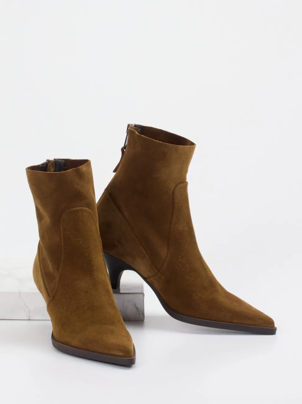 Elena Iachi – Stiefeletten aus Veloursleder Cognacbraun