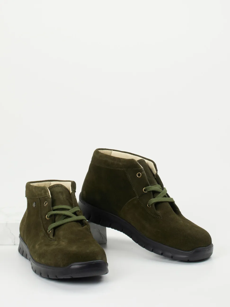 Finn Comfort – Desert Boots aus Veloursleder olivgrün