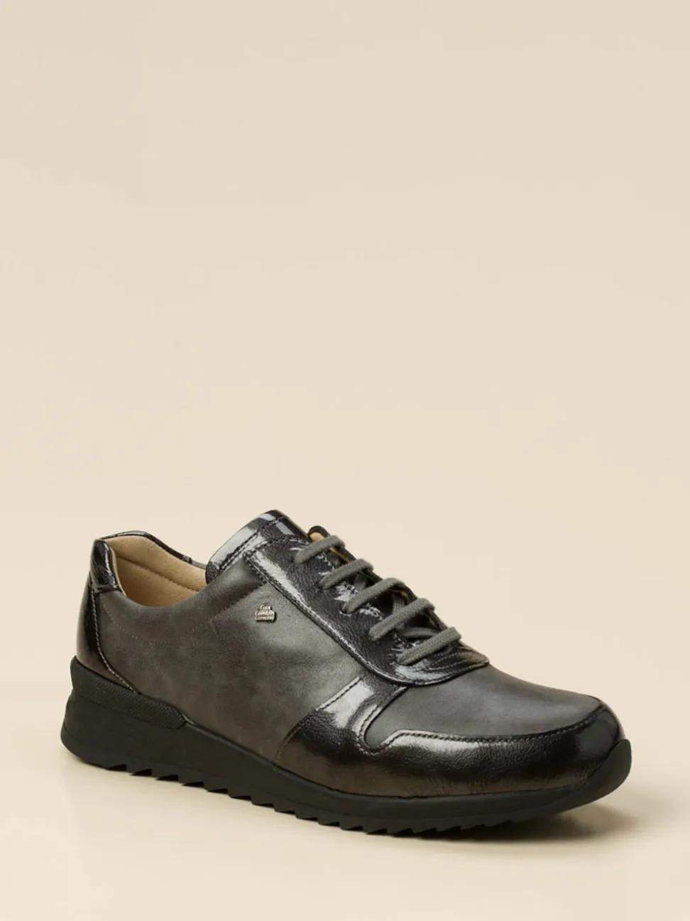 Finn Comfort – Komfort-Sneaker aus Lackleder grau
