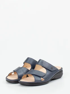 Finn Comfort – Pantolette aus Metallicleder grau