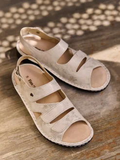 Finn Comfort – Sandale aus Metallicleder in Beige