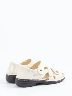 Finn Comfort – Sandale aus Metallicleder in Beige