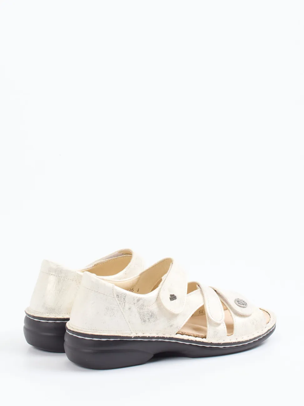 Finn Comfort – Sandale aus Metallicleder in Beige