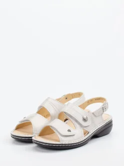 Finn Comfort – Sandalen aus Kalbleder silberbeige