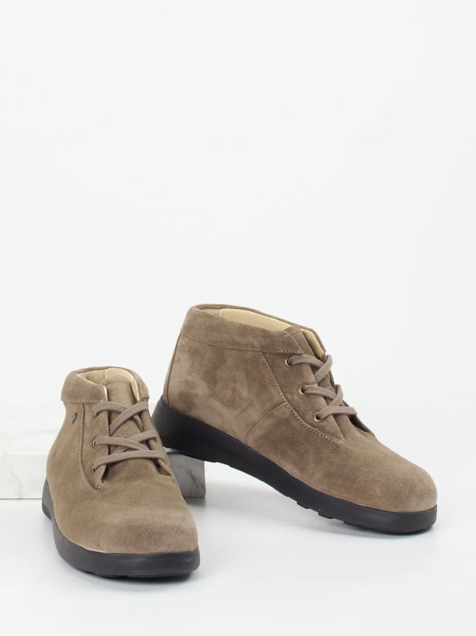Finn Comfort – Schnürboot aus Veloursleder in Taupe
