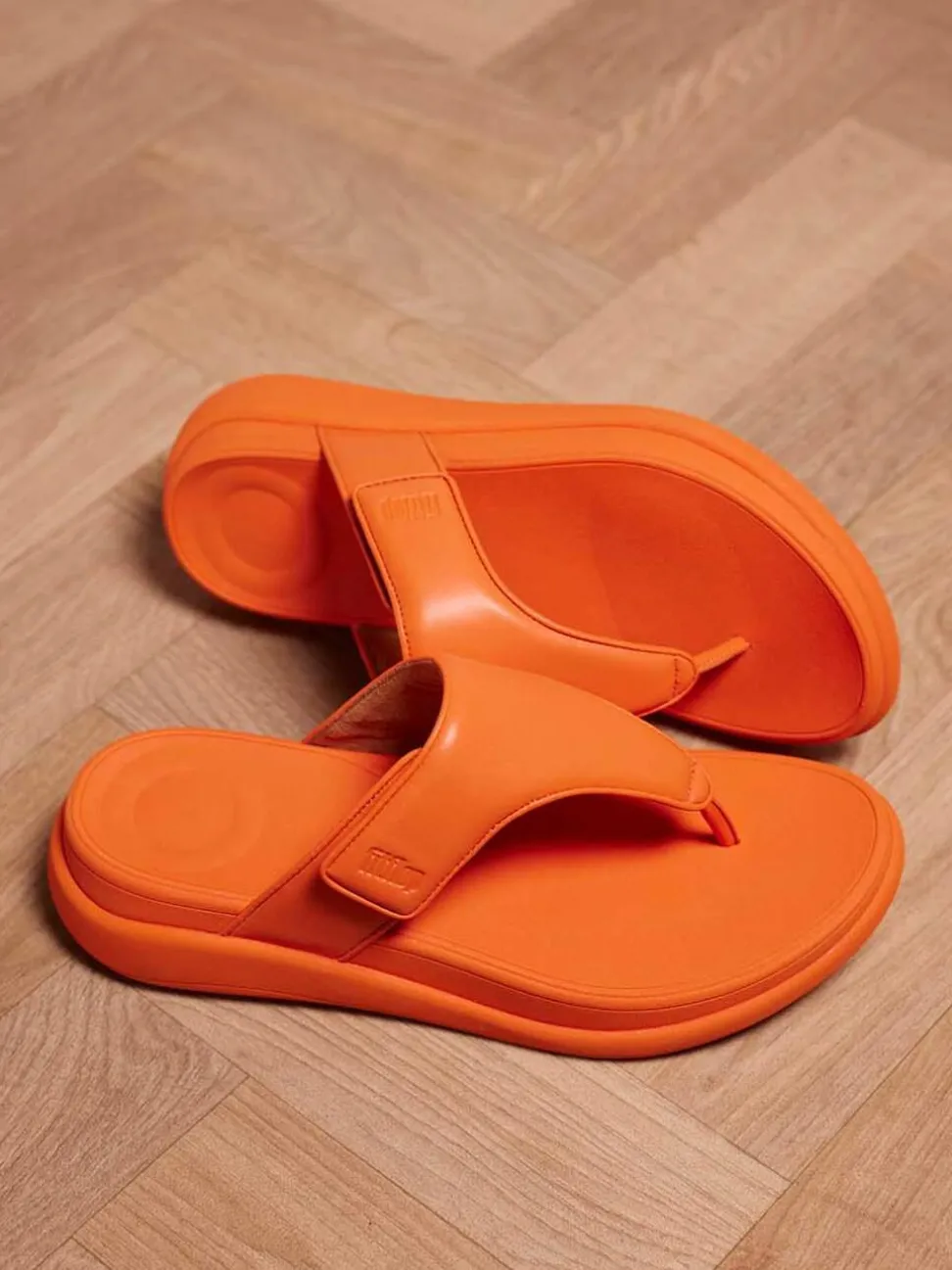 FitFlop – Zehentrenner aus Kalbleder in Orange