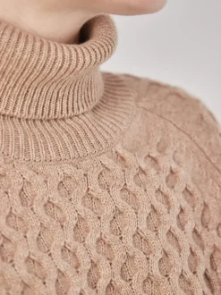 FLONA – Rollkragenpullover aus Strick in Beigebraun