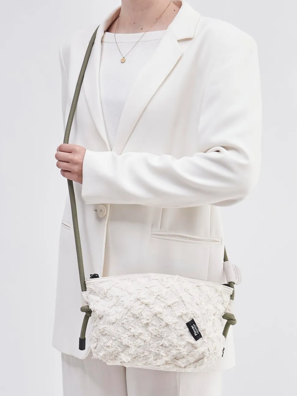 Flower Mountain – Umhängetasche aus Textil cremeweiß