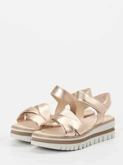 Gabor – Keilsandalette aus Metallicleder in Roségold