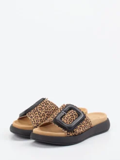Gabor – Pantolette aus geprägtem Leder in Leoprint