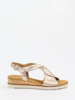 Gabor Comfort – Keilsandalette aus Metallicleder beige