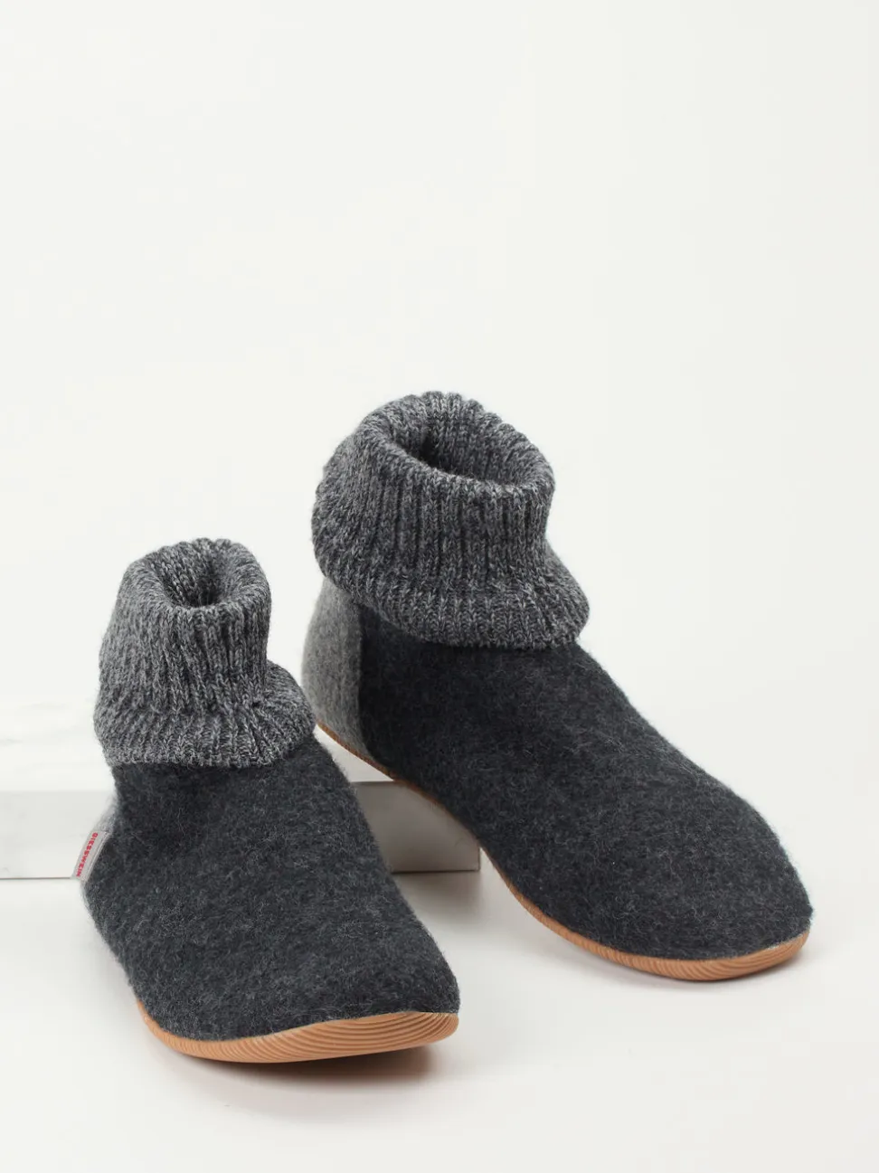 Giesswein – Hüttenschuhe aus Wolle in Anthrazitgrau