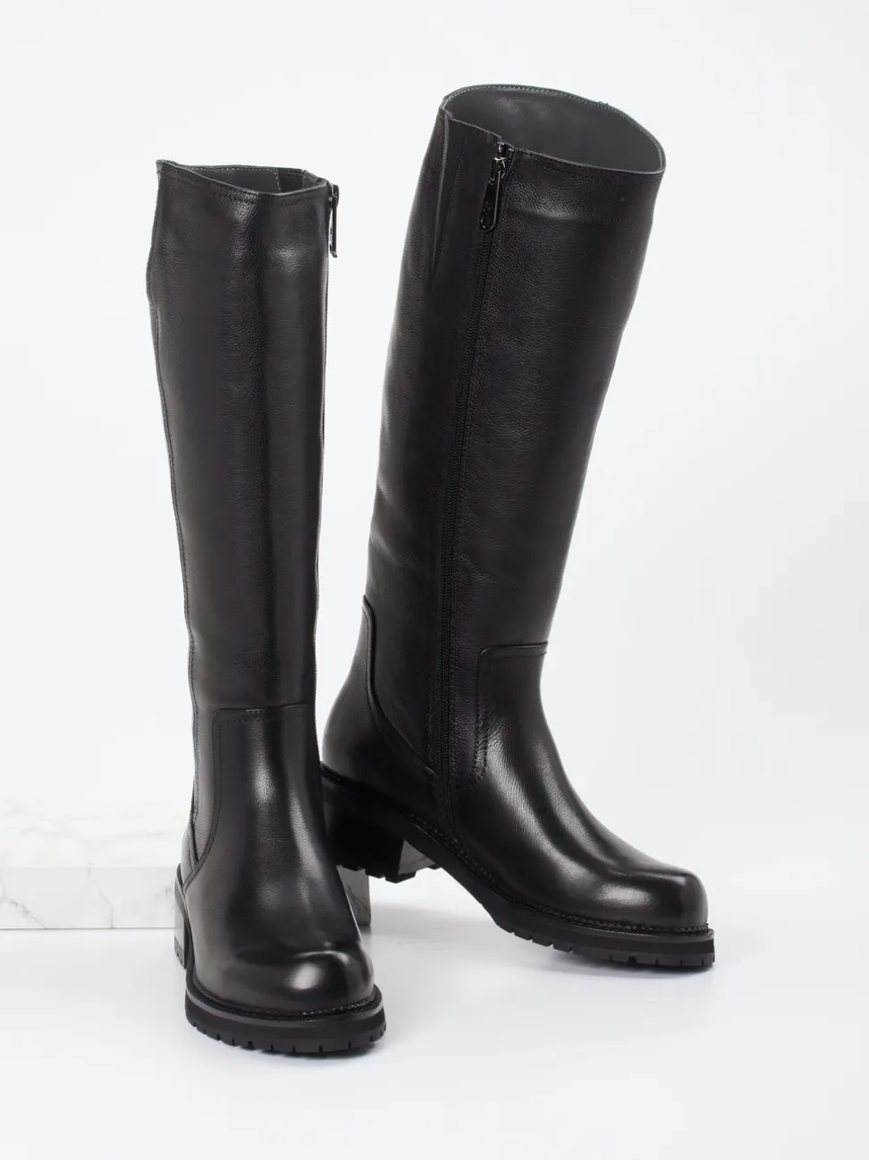 Ginger & Glove – Kniehohe Stiefel aus Lammleder Schwarz