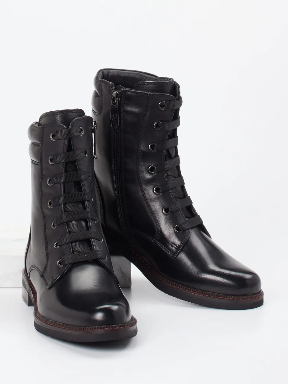 Ginger & Glove – Schnürboots aus Lammleder schwarz