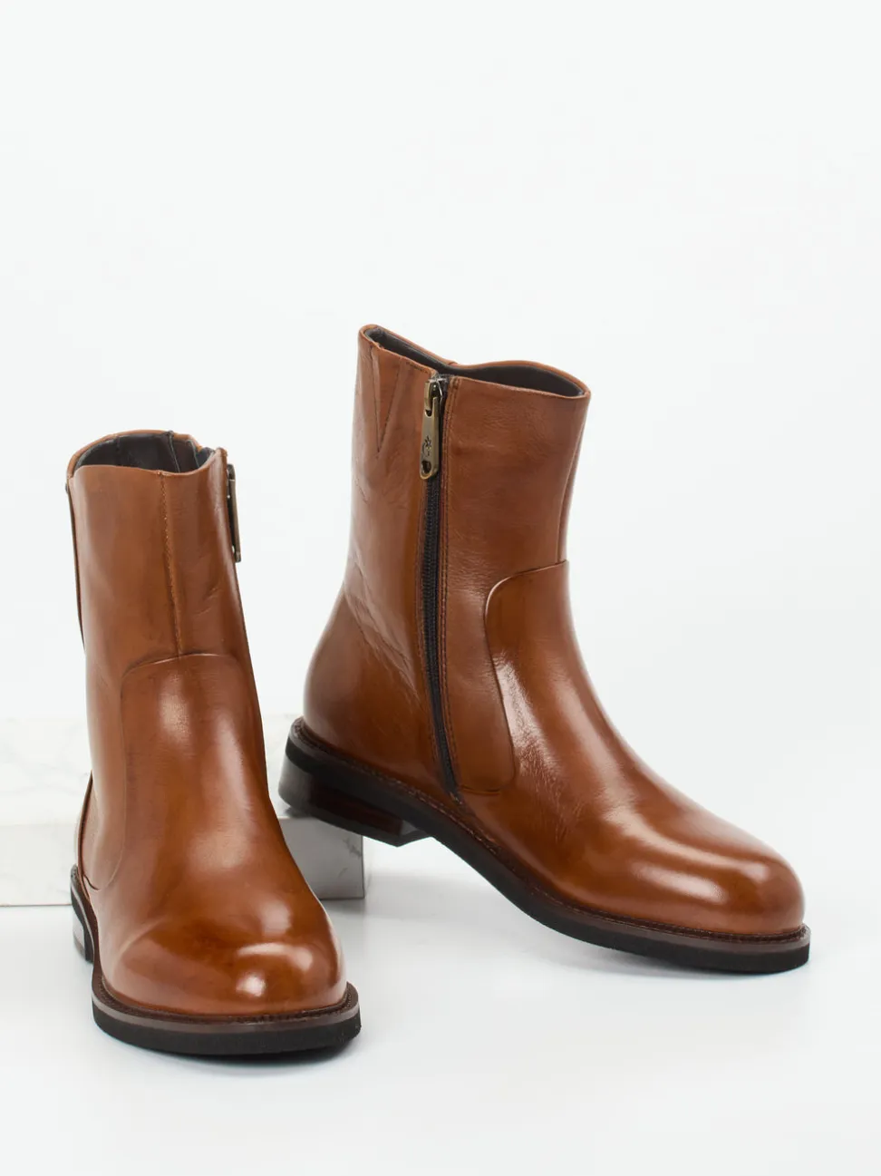 Ginger & Glove – Stiefelette aus Kalbleder cognacbraun