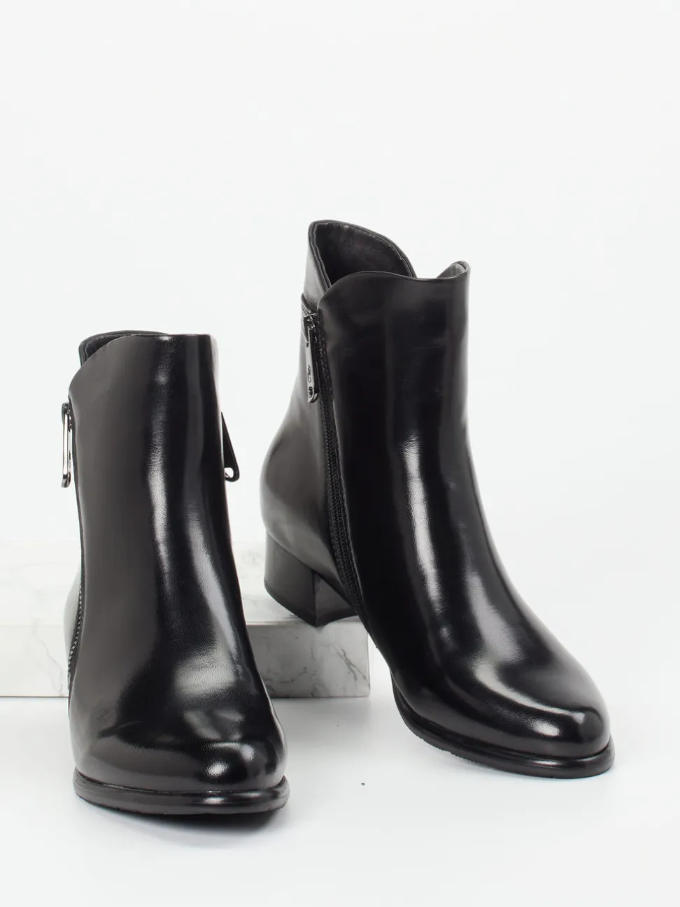 Ginger & Glove – Stiefelette aus Lammleder schwarz