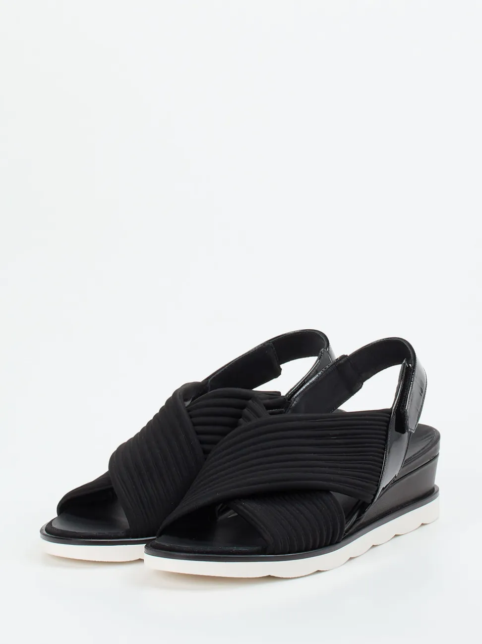 Hassia – Keilsandalette aus Textil und Lack in Schwarz