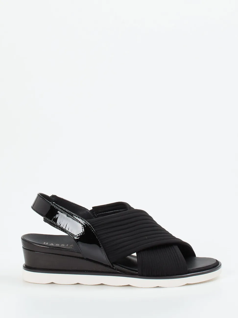 Hassia – Keilsandalette aus Textil und Lack in Schwarz