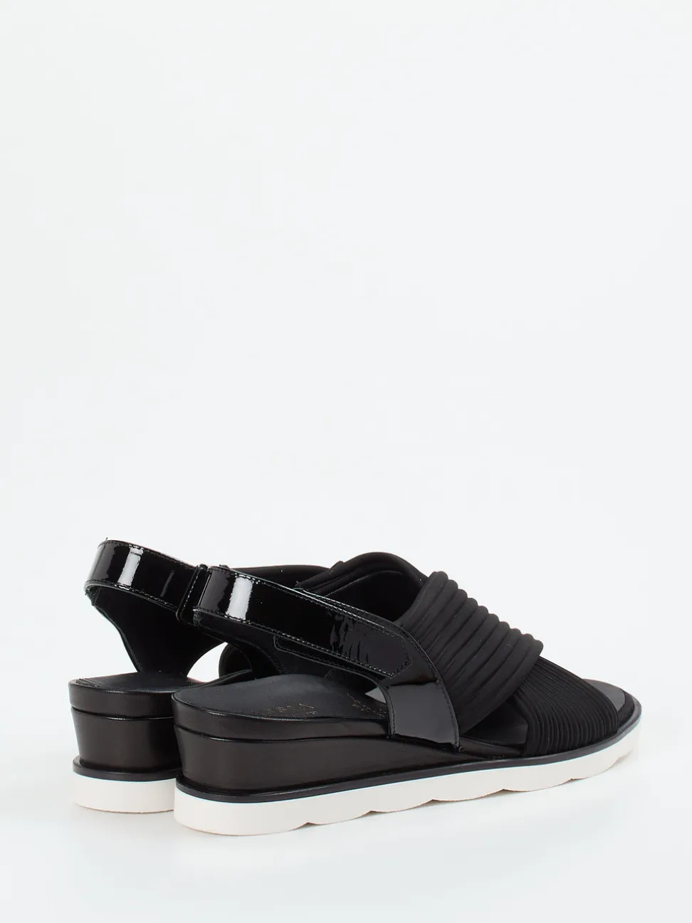 Hassia – Keilsandalette aus Textil und Lack in Schwarz