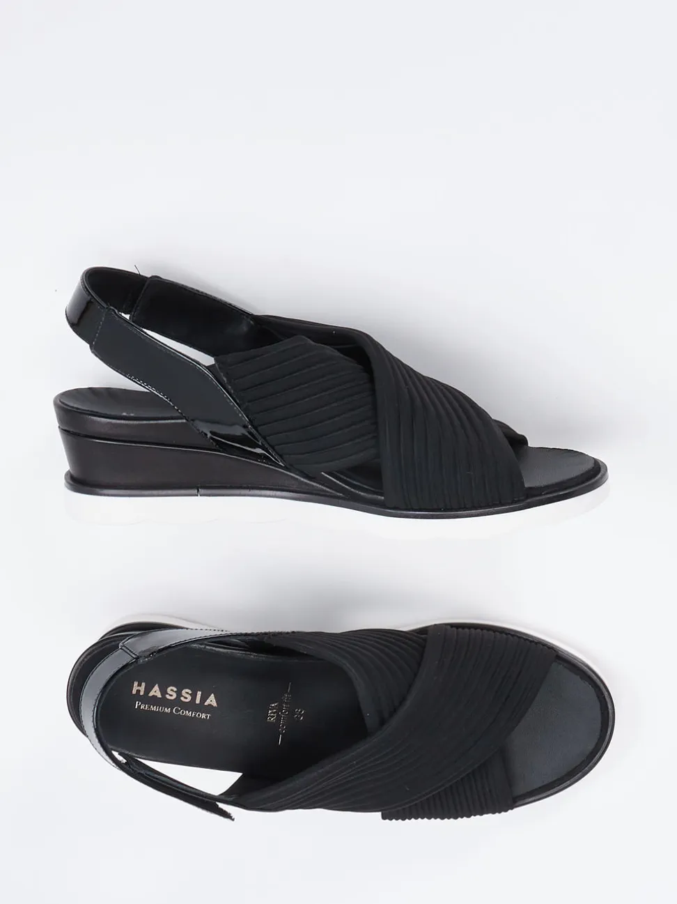 Hassia – Keilsandalette aus Textil und Lack in Schwarz