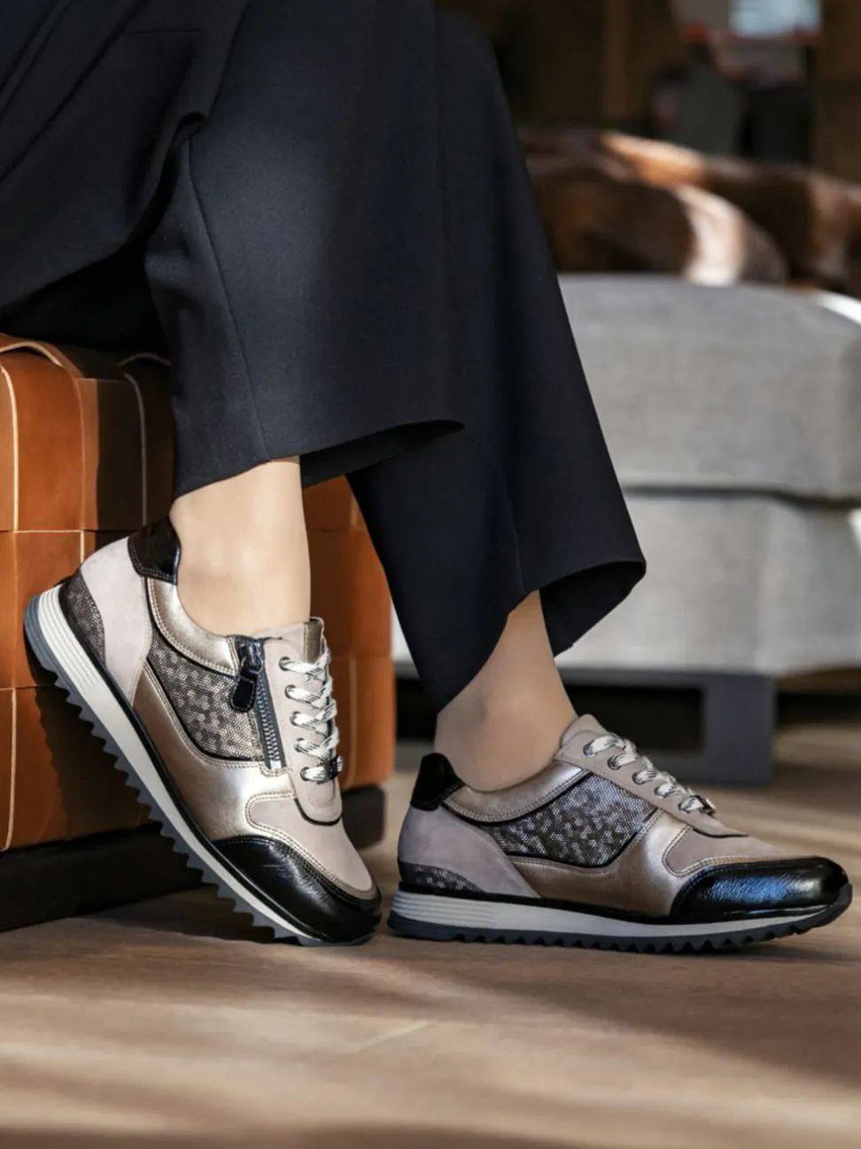 Hassia – Sneaker aus Metallicleder und Velours beige