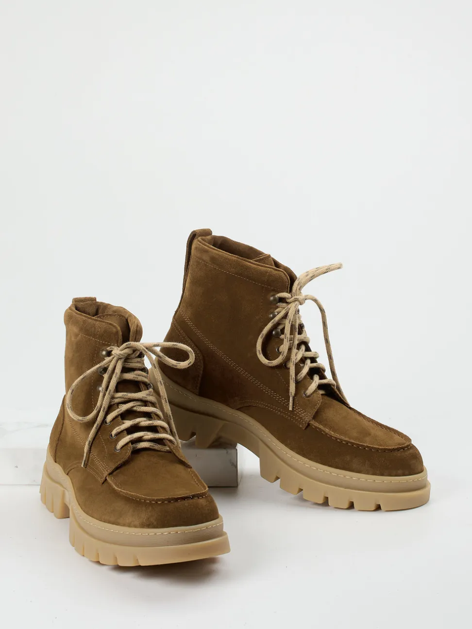 Henderson – Schnürboots aus Veloursleder cognac
