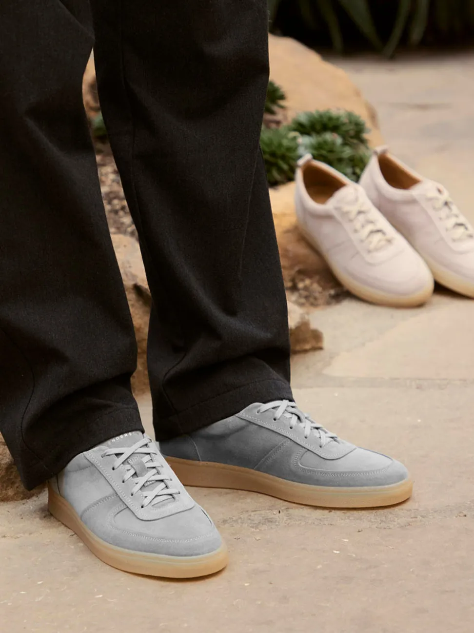 Henderson – Sneaker aus Veloursleder Hellgrau