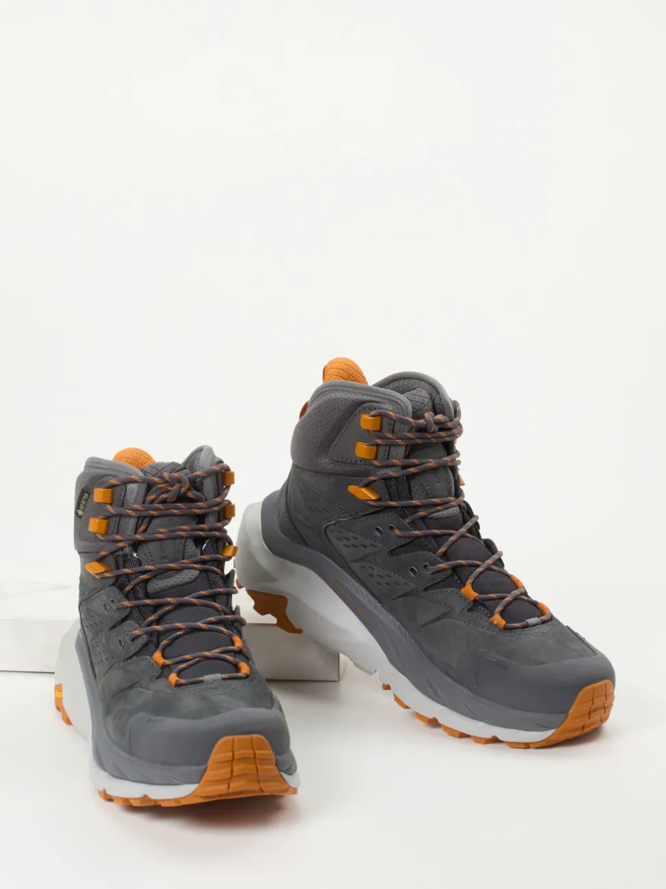 HOKA – Wanderschuh aus Nubukleder und Mesh anthrazit