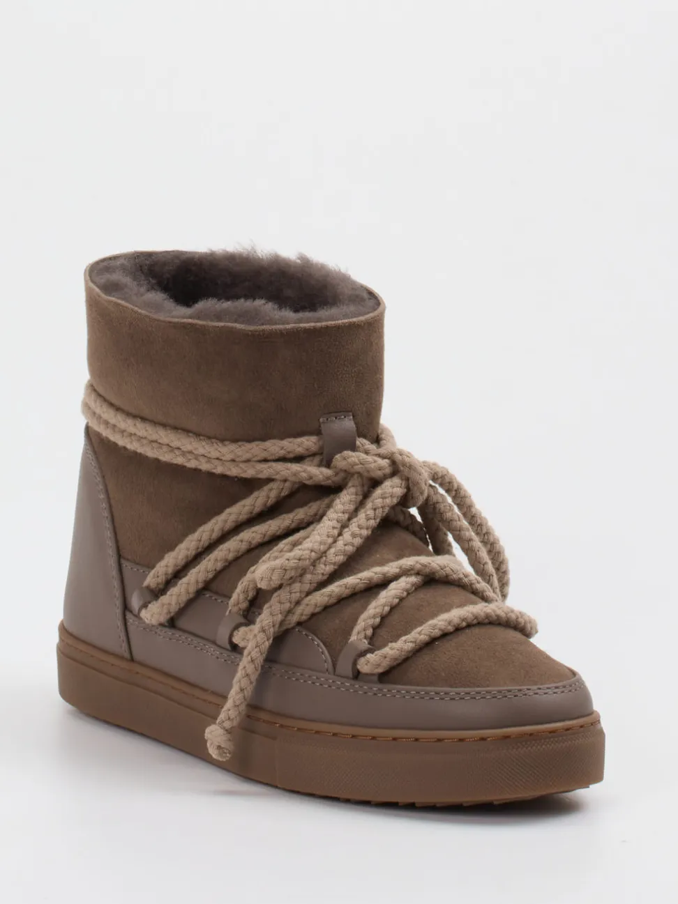 Inuikii – Stiefeletten aus Veloursleder in Taupe
