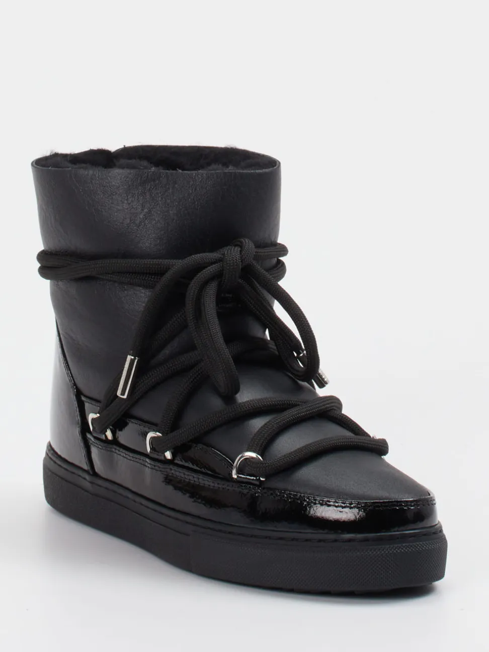 Inuikii – Stiefeletten aus Kalbleder und Lackleder schwarz