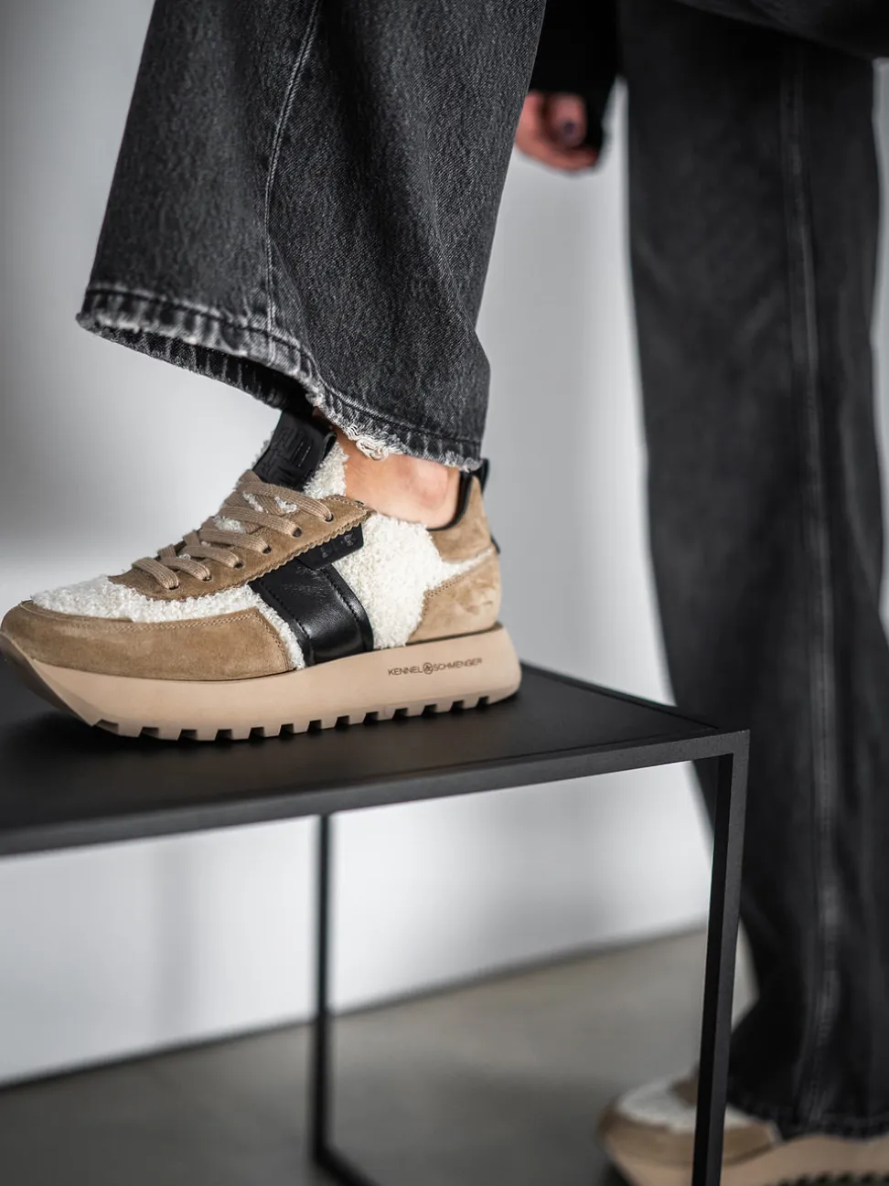 Kennel & Schmenger – Chunky Sneaker aus Veloursleder beige