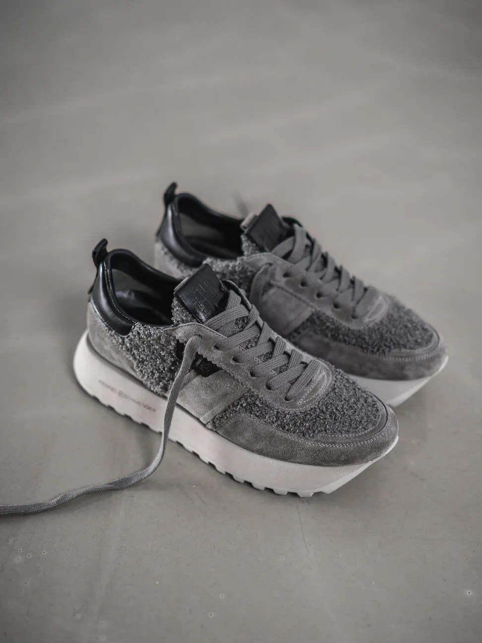 Kennel & Schmenger – Plateau-Sneaker aus Veloursleder grau