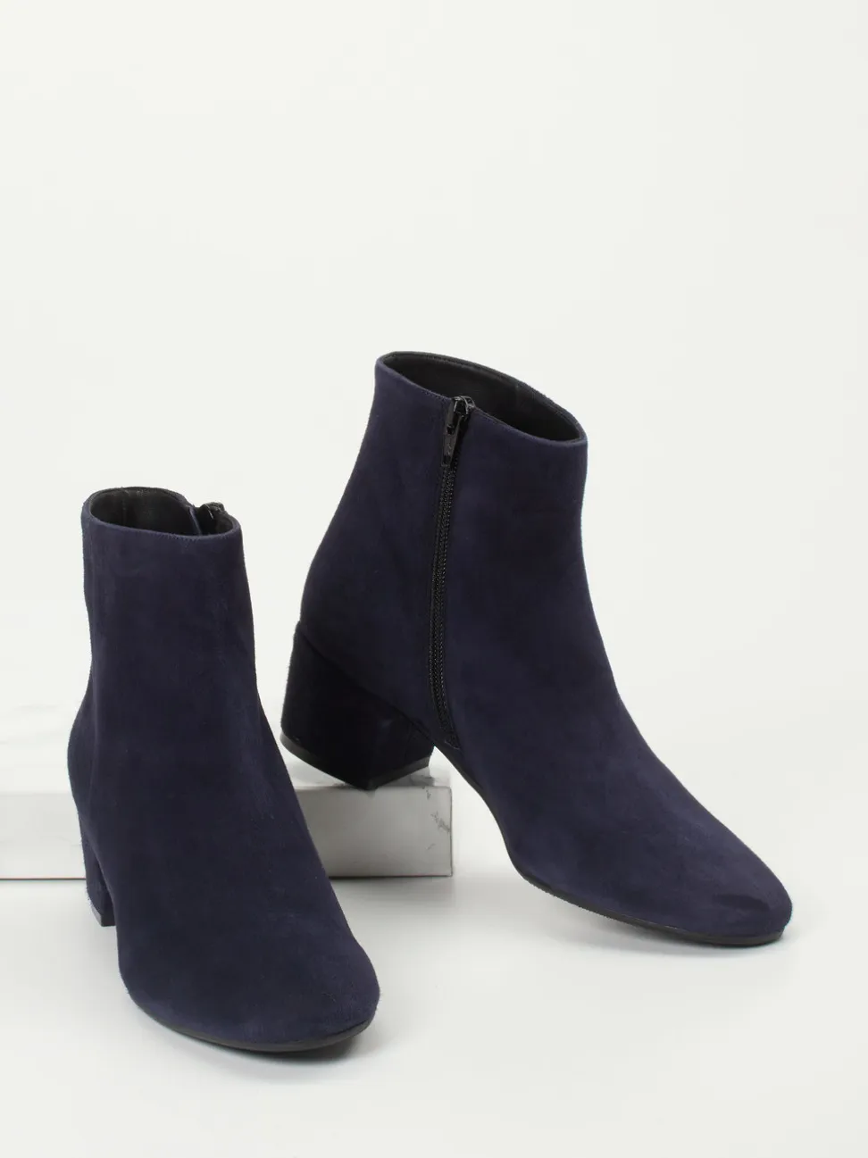 Konstantin Starke – Ankle Boots aus Veloursleder Dunkelblau