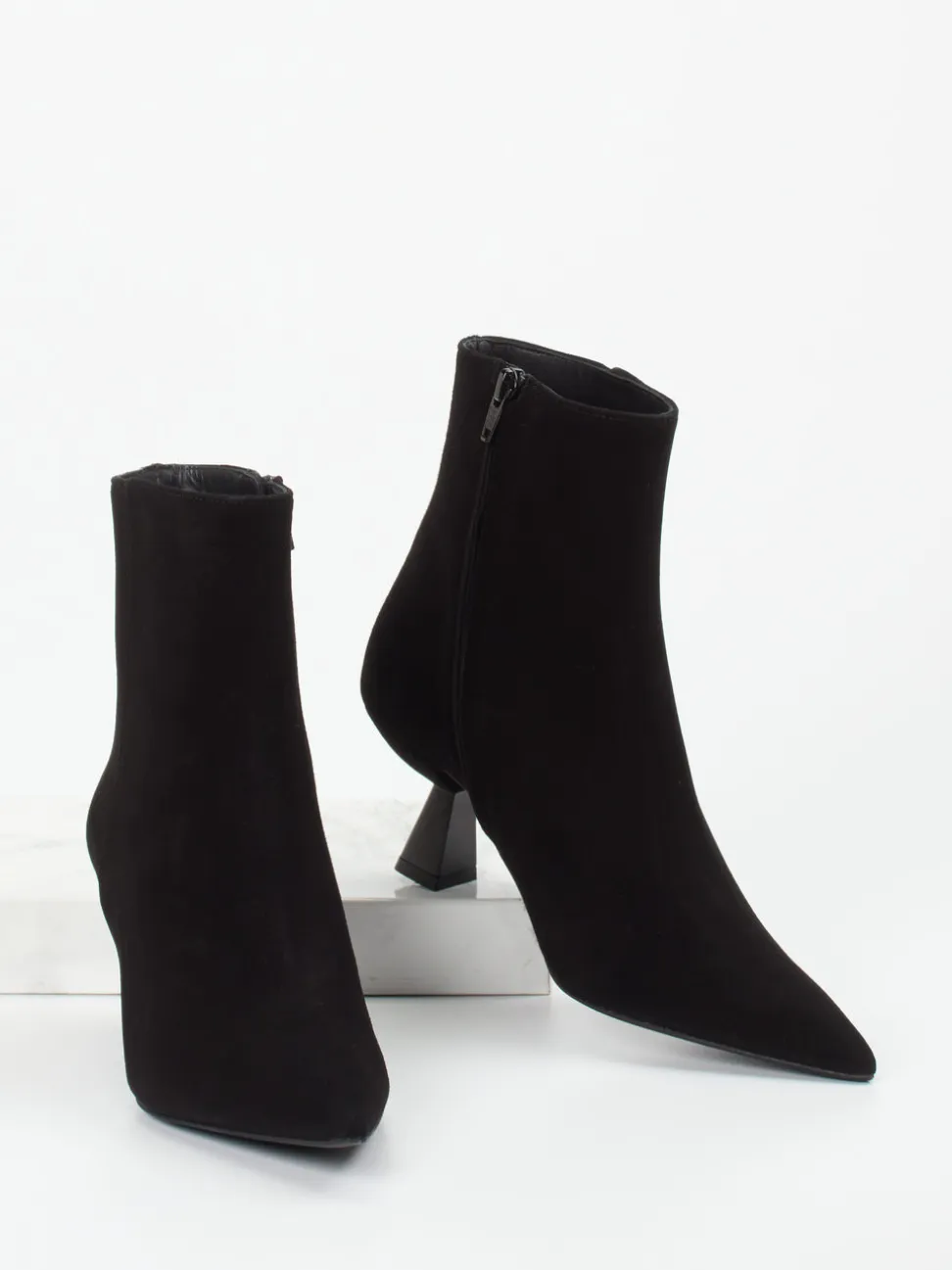 Konstantin Starke – Ankle Boots aus Veloursleder schwarz