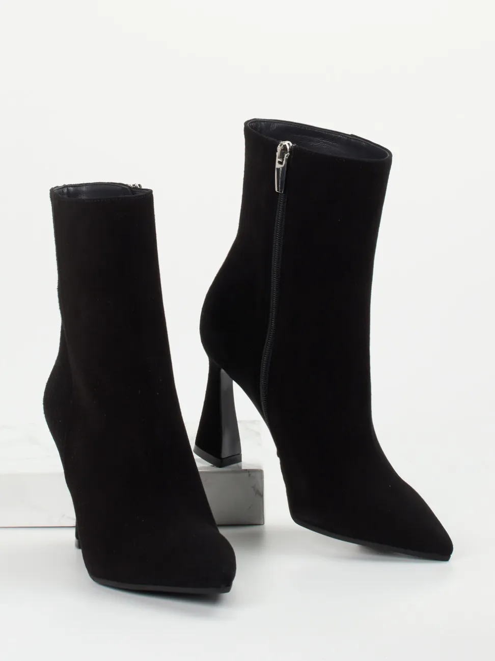 Konstantin Starke – Ankle Boots aus Veloursleder Schwarz