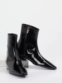 Konstantin Starke – Ankle Boots aus Lackleder schwarz