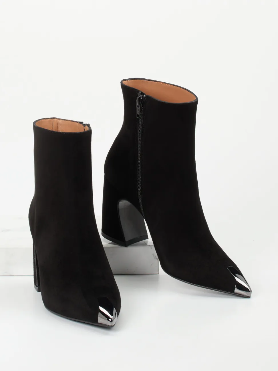 Konstantin Starke – Ankle Boots aus Veloursleder Schwarz