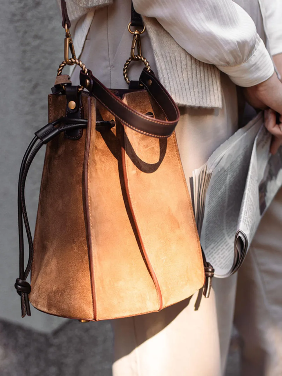 Konstantin Starke – Bucket Bag aus Veloursleder braun