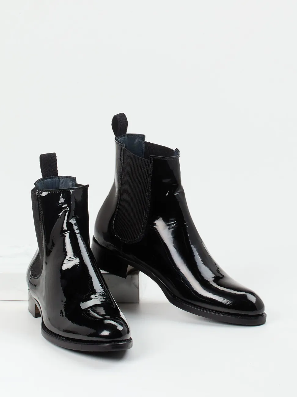 Konstantin Starke – Chelsea Boots aus Lackleder schwarz