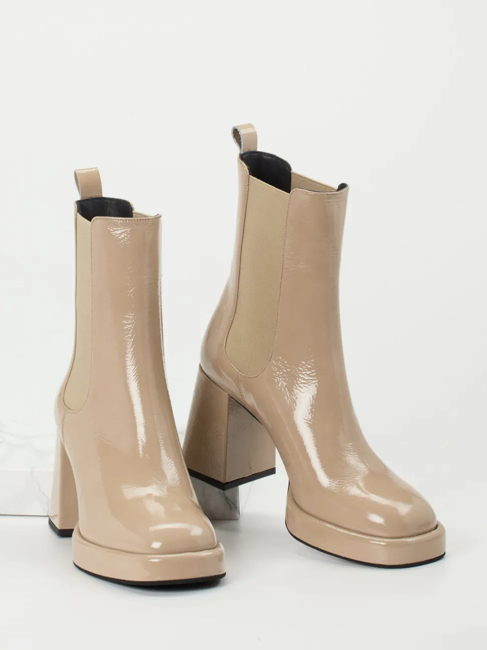 Konstantin Starke – Chelsea Boots aus Lackleder Beige