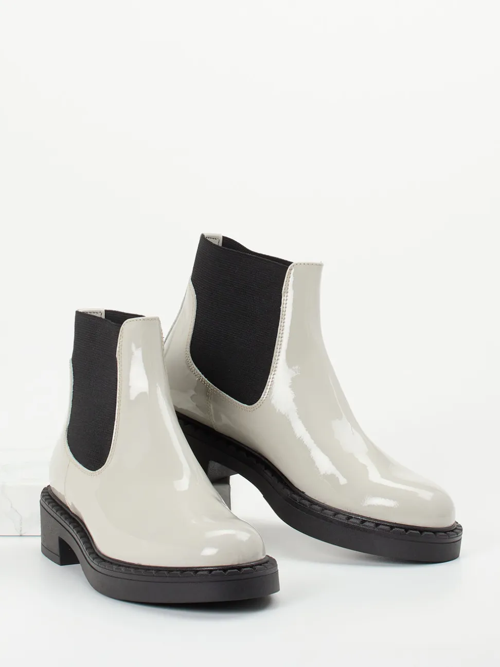 Konstantin Starke – Chelsea Boots aus Lackleder cremegrau