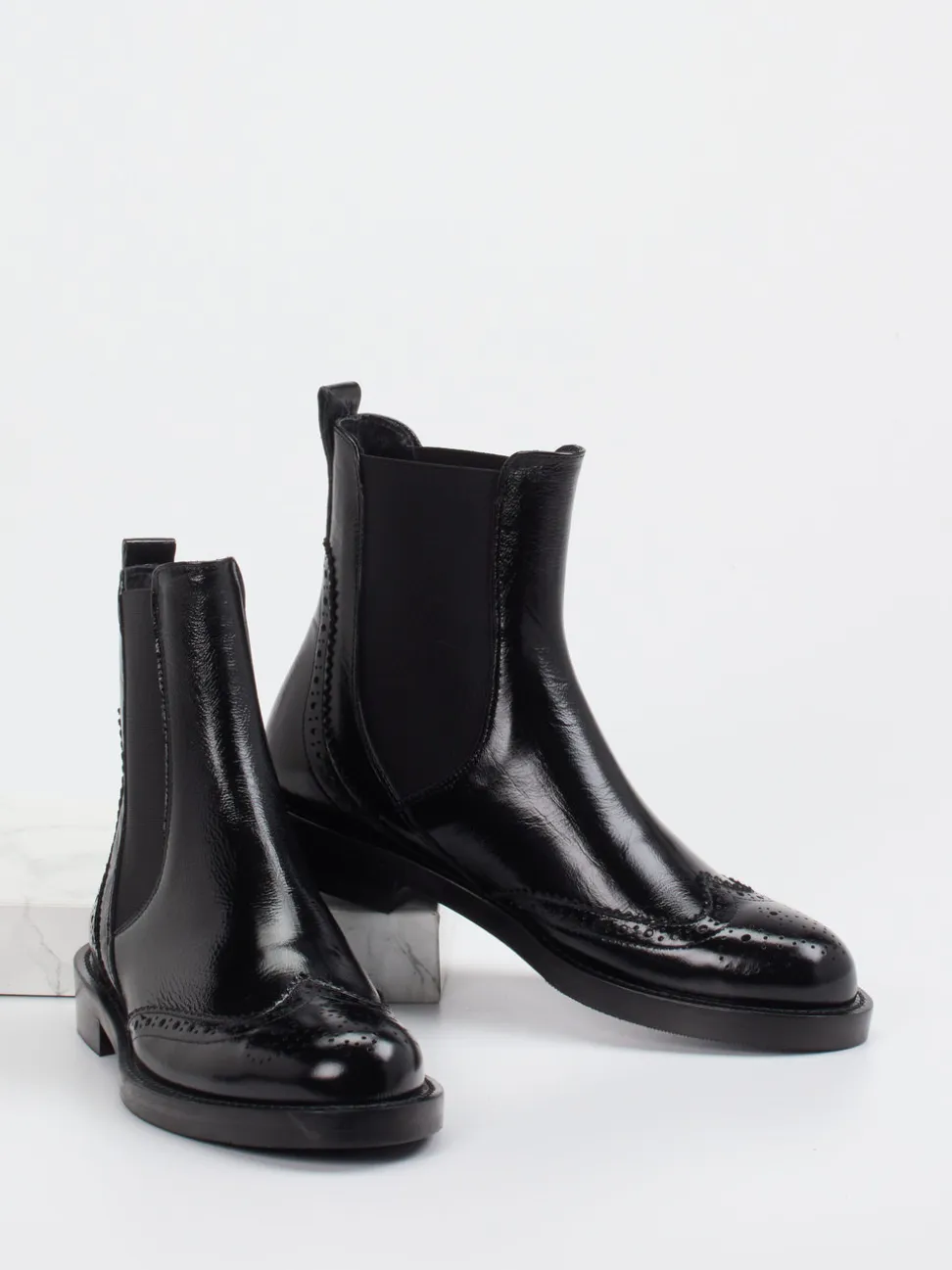 Konstantin Starke – Chelsea Boots aus Lackleder Schwarz