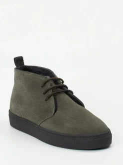 Konstantin Starke – Desert Boot aus Veloursleder olivgrün