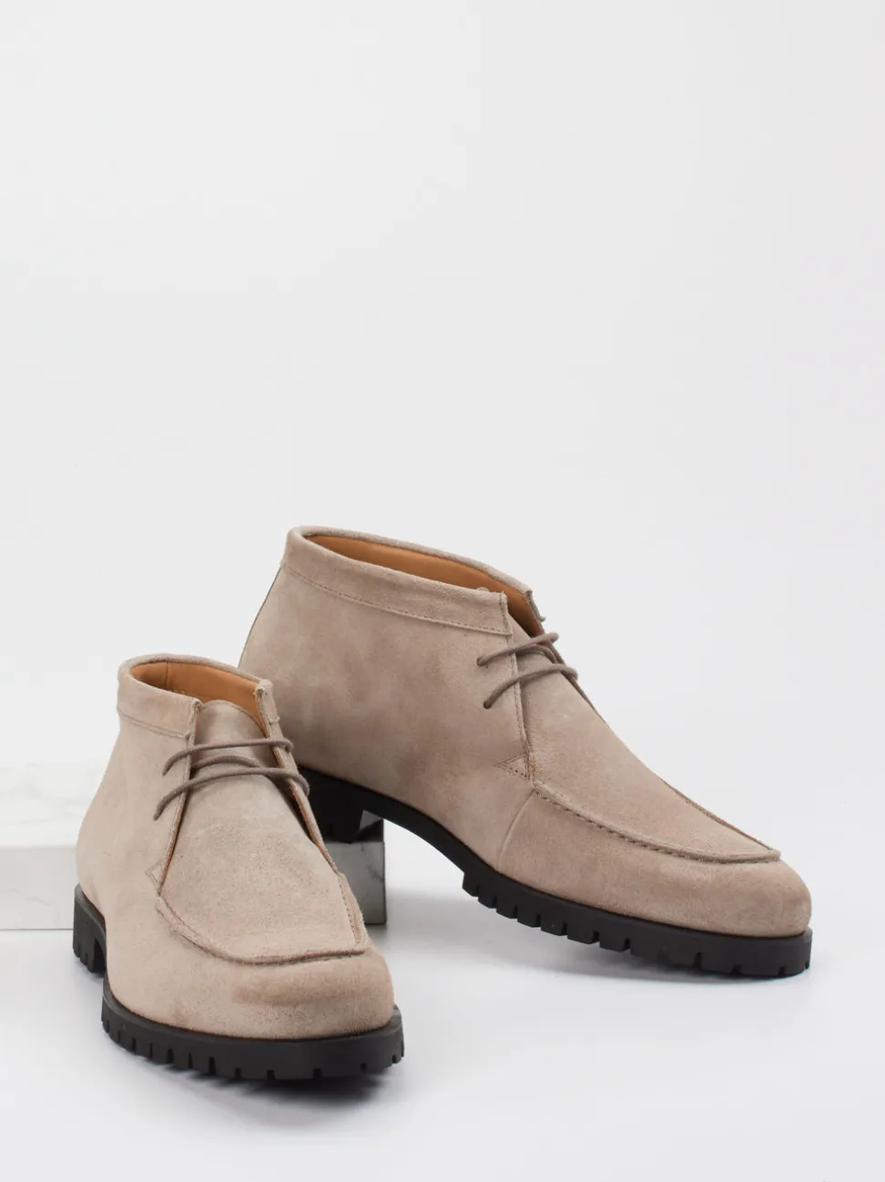 Konstantin Starke – Desert Boot aus Veloursleder Greige